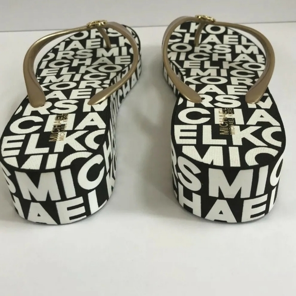 🥰Women's Michael Kors Bedford Platform Wedge Logo Flip Flop Black Gold - Picture 3 of 3